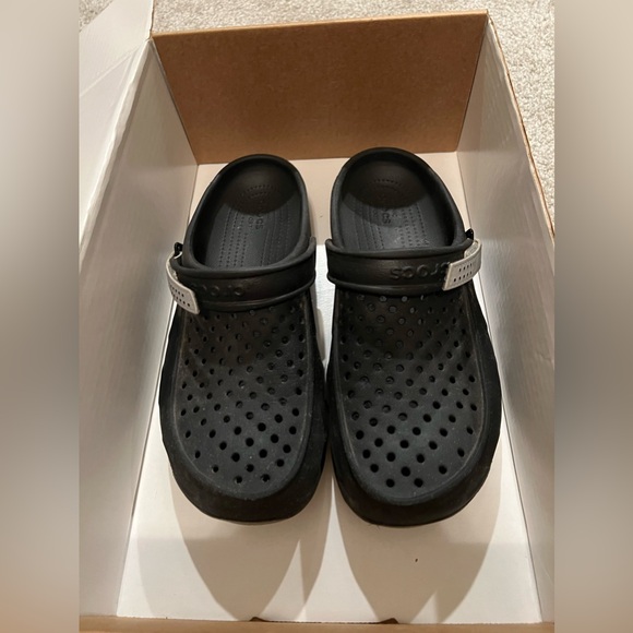 Crocs Men’s Size 10 Great Condition - Picture 1 of 4